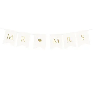 Banner sposi bandierine bianche con scritta dorata "Mr and Mrs"-24