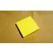 Dettaglio della carta paglia: confronto con il giallo di un classico "Post-it"